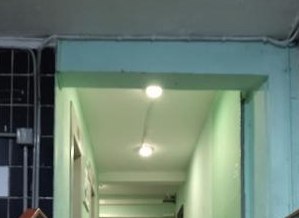 Коммунальщики восстановили свет в подъезде дома на Плещеева